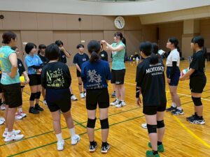 【レポート】前橋市内の中学生男女を対象にバレーボール教室を行いました